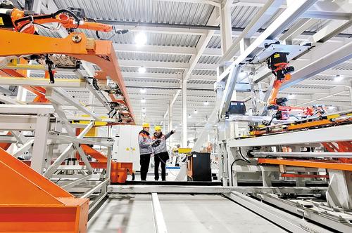 日前,位于雄安衡水协作区安平片区的安平网都科技共享智造工厂内,技术人员操作自动化焊接设备生产护栏网。本报记者 焦磊摄