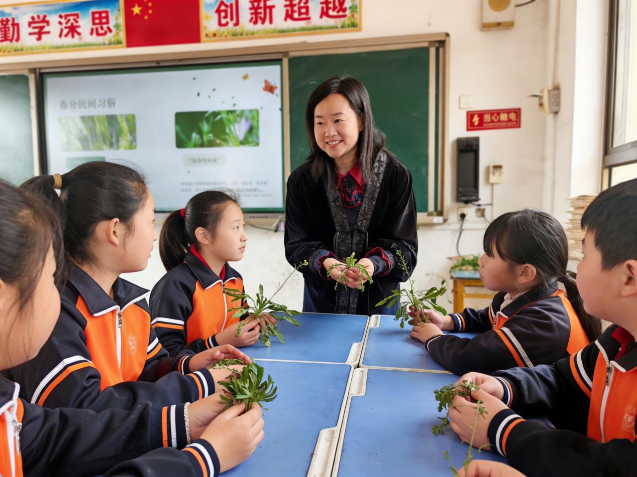 教师指导学生辨识野菜。于雪静摄