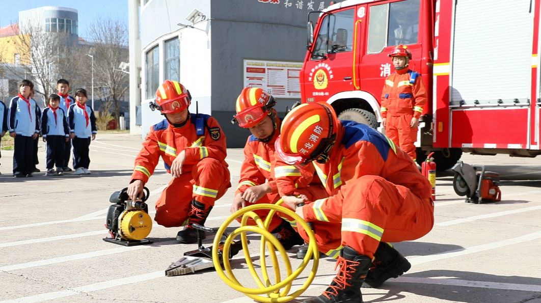 迁安市消防救援大队安全宣传员向学生讲解破拆工具使用方法。王志斌摄