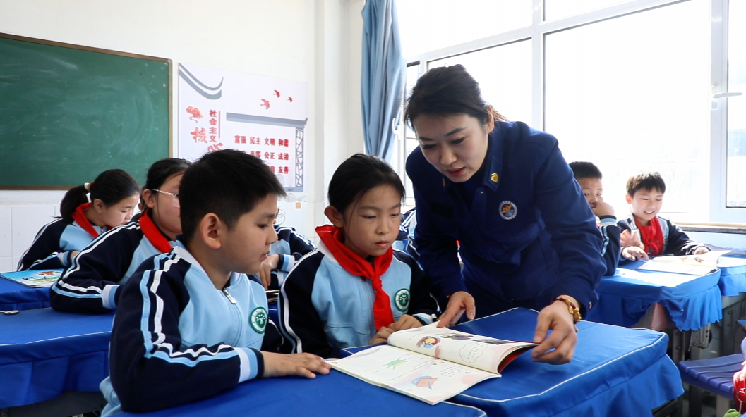 迁安市消防救援大队安全宣传员向学生讲解消防安全知识。王志斌摄