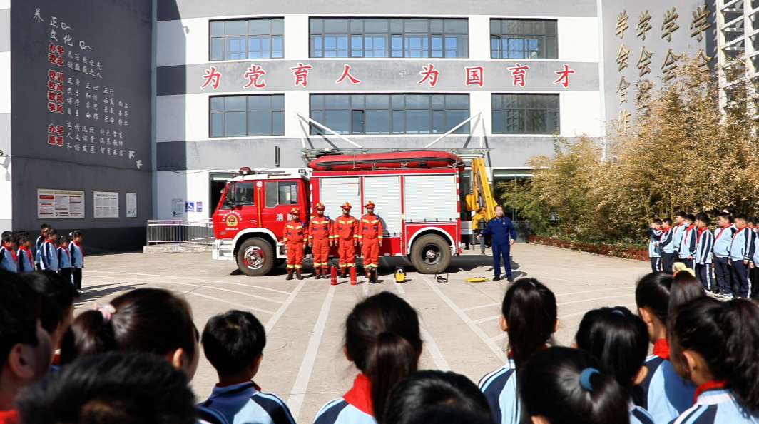 迁安市消防救援大队安全宣传员向学生讲解消防安全知识。王志斌摄