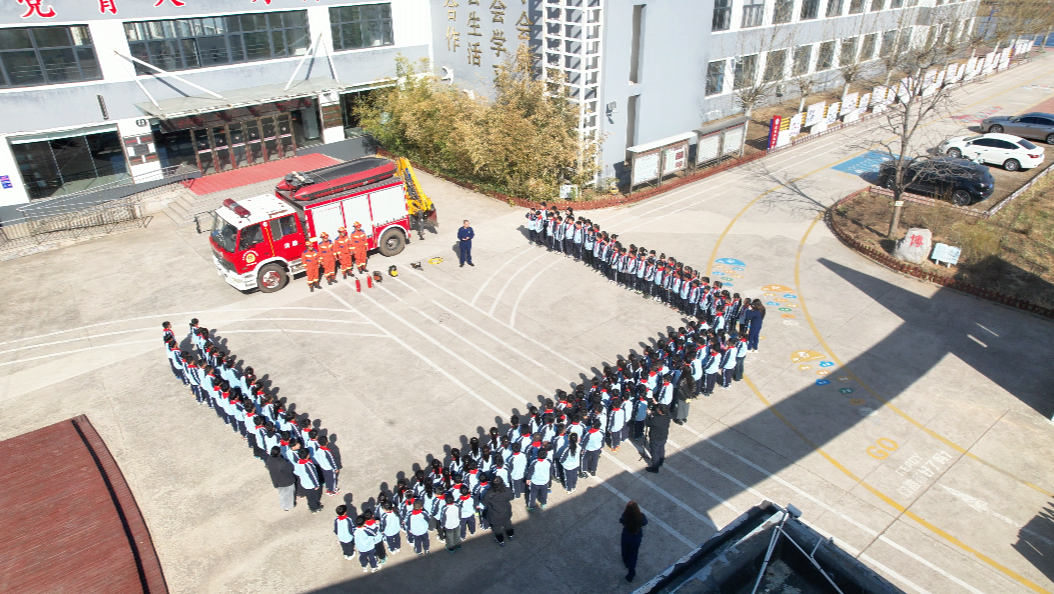 迁安市消防救援大队安全宣传员向学生讲解消防安全知识。王志斌摄