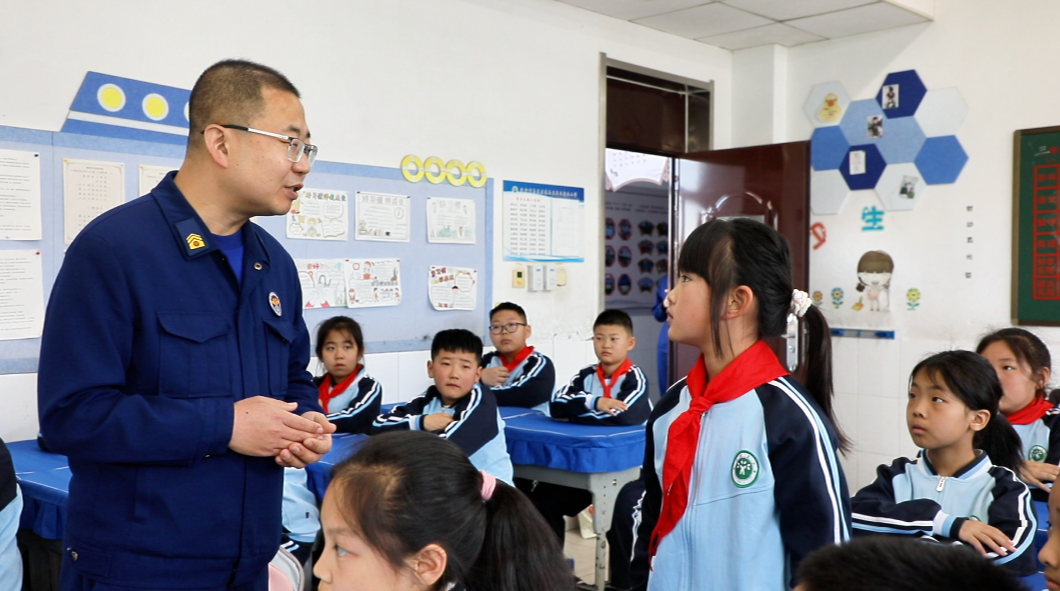 迁安市消防救援大队安全宣传员向学生讲解消防安全知识。王志斌摄