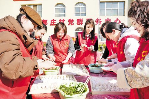 3月16日,在邢台市任澤區象郭庄村“孝老敬親·和美鄉村”餃子宴上,青年志願者為老人包餃子。 本報記者 趙永輝攝