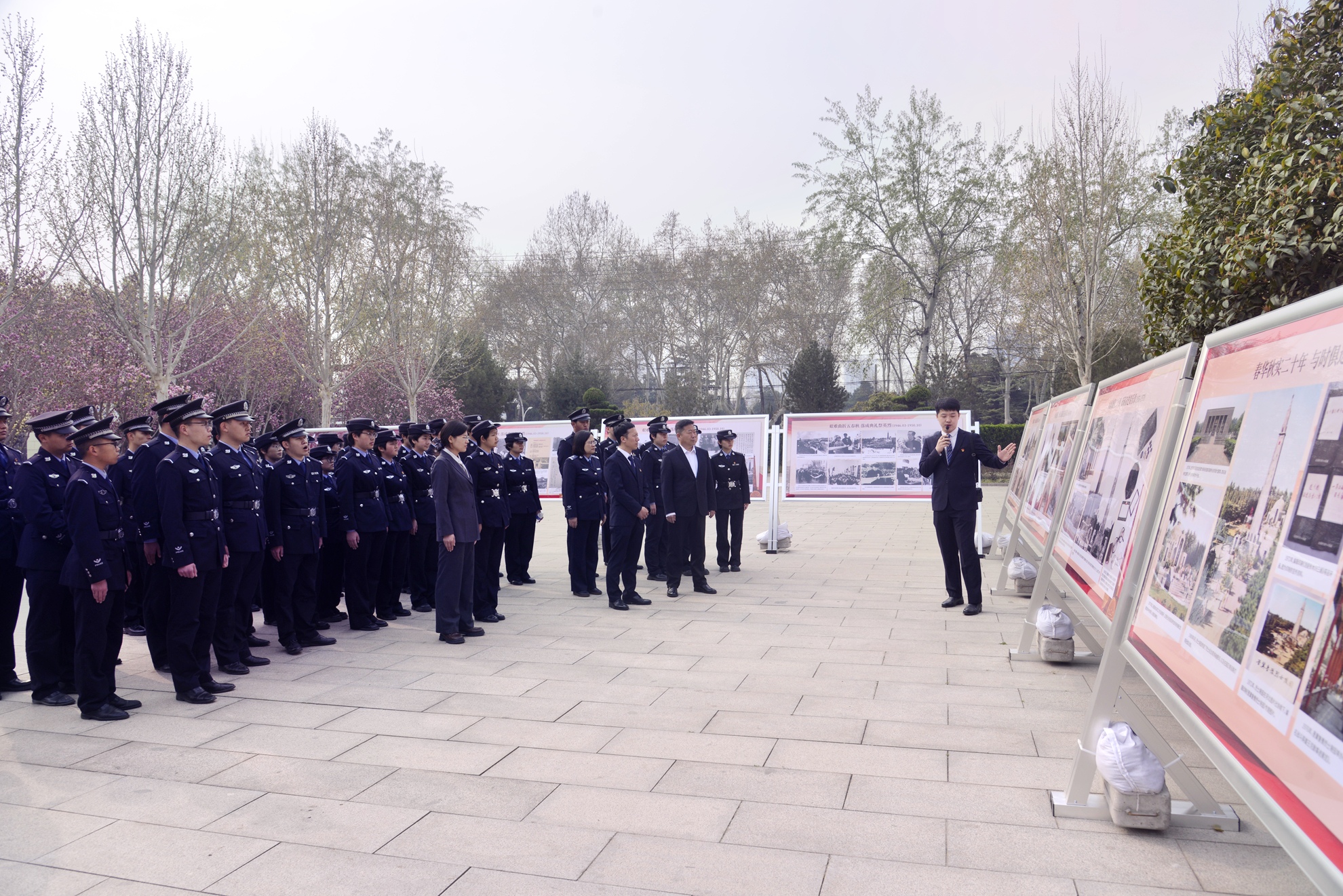 3月28日,河北司法警官职业学院师生代表参观《纪念晋冀鲁豫烈士陵园奠基80周年》专题展。刘伟摄