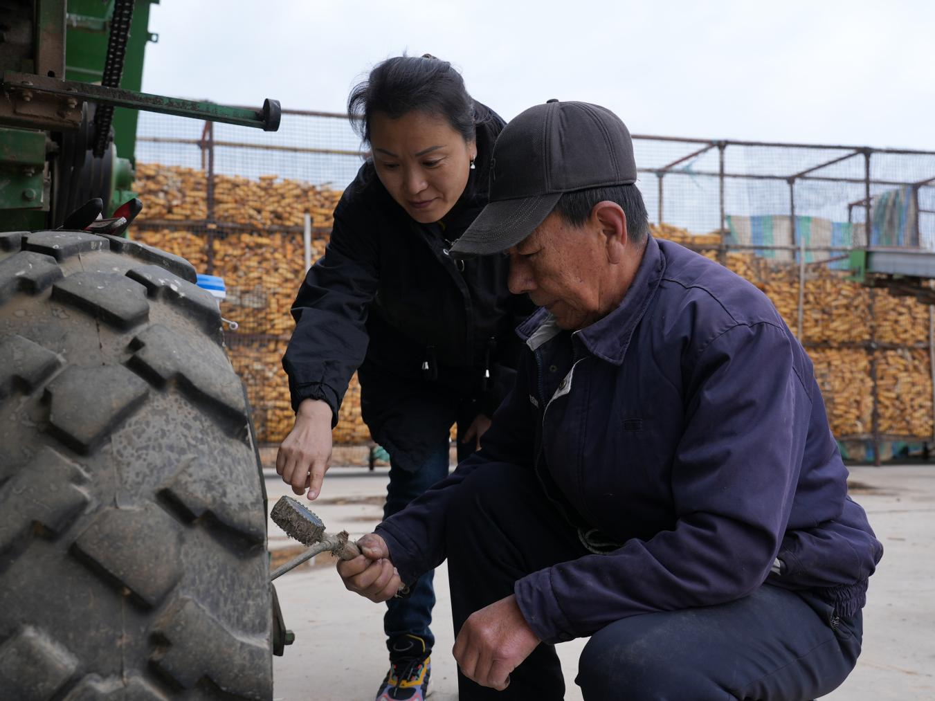 现场检测农机轮胎胎压。刘一明摄
