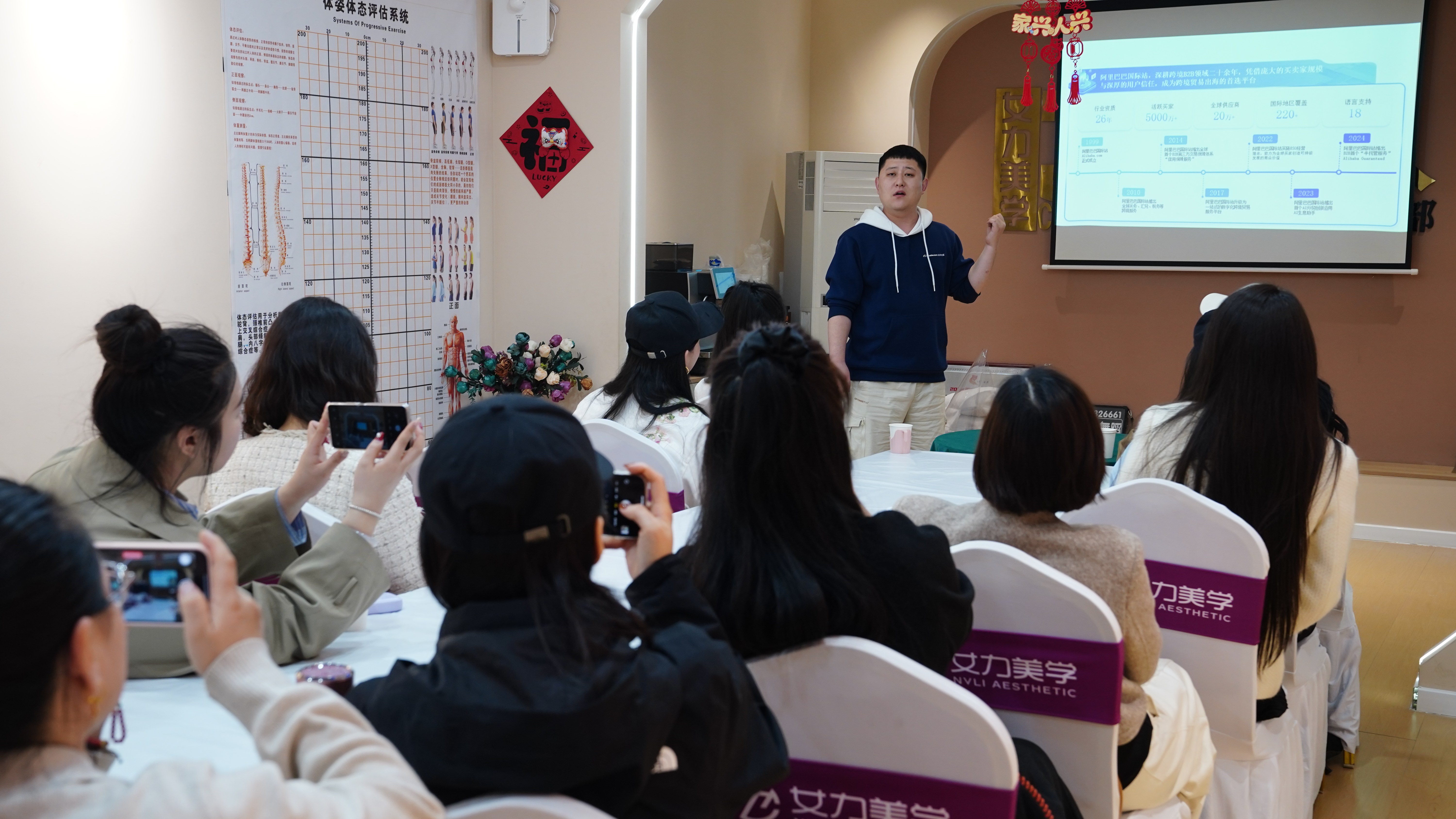 3月26日,白沟新城妇工委邀请电商直播讲师为妇女学员开展电商直播培训。孙浩龙摄