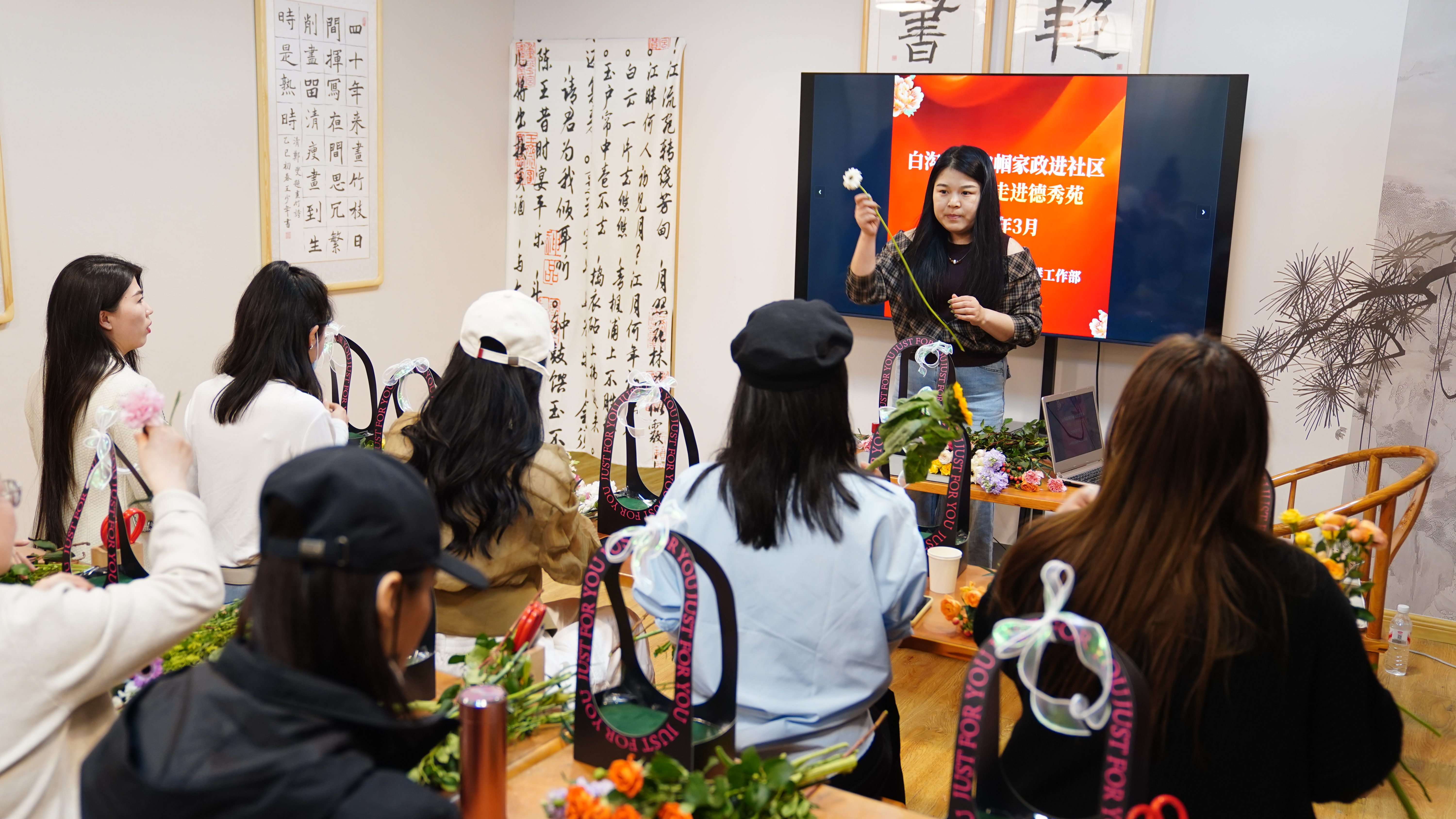 3月26日,白沟新城妇工委邀请插花艺术讲师为妇女学员培训。孙浩龙摄