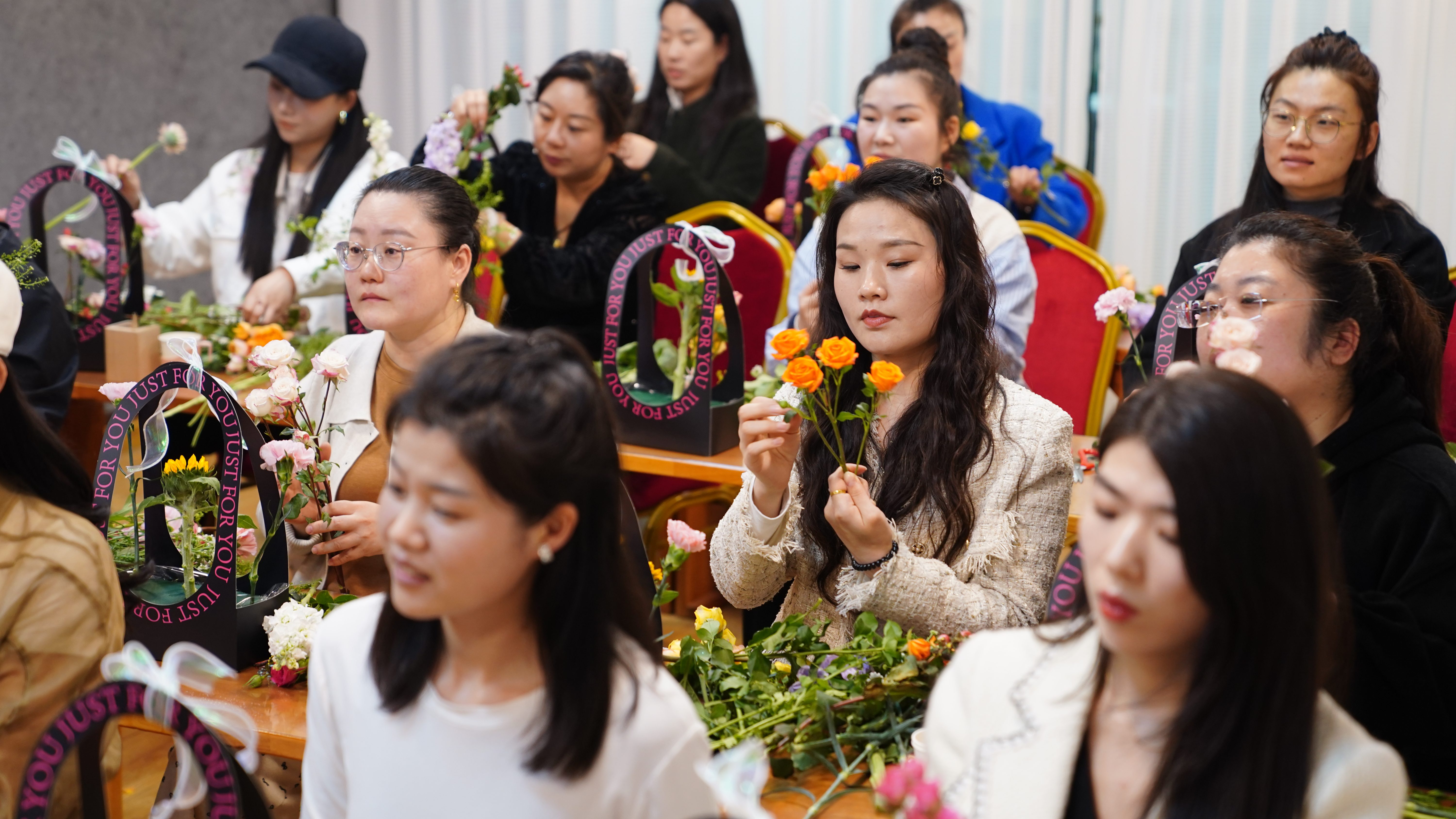 3月26日，白沟新城妇女学员认真学习插花艺术。孙浩龙摄