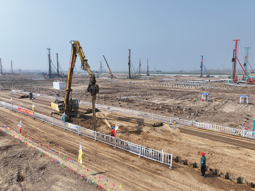 雄南±800千伏换流站工程地下管道钢板桩施工。杨绍晗摄
