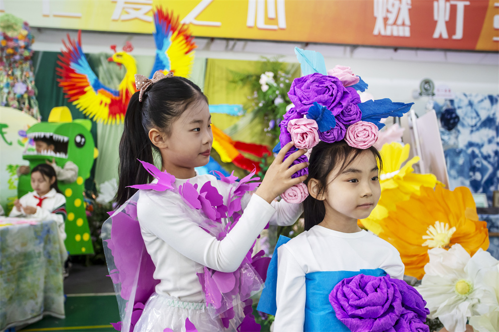 该校学生用废纸制作花朵、头饰工艺品,变废为宝。聂长青摄
