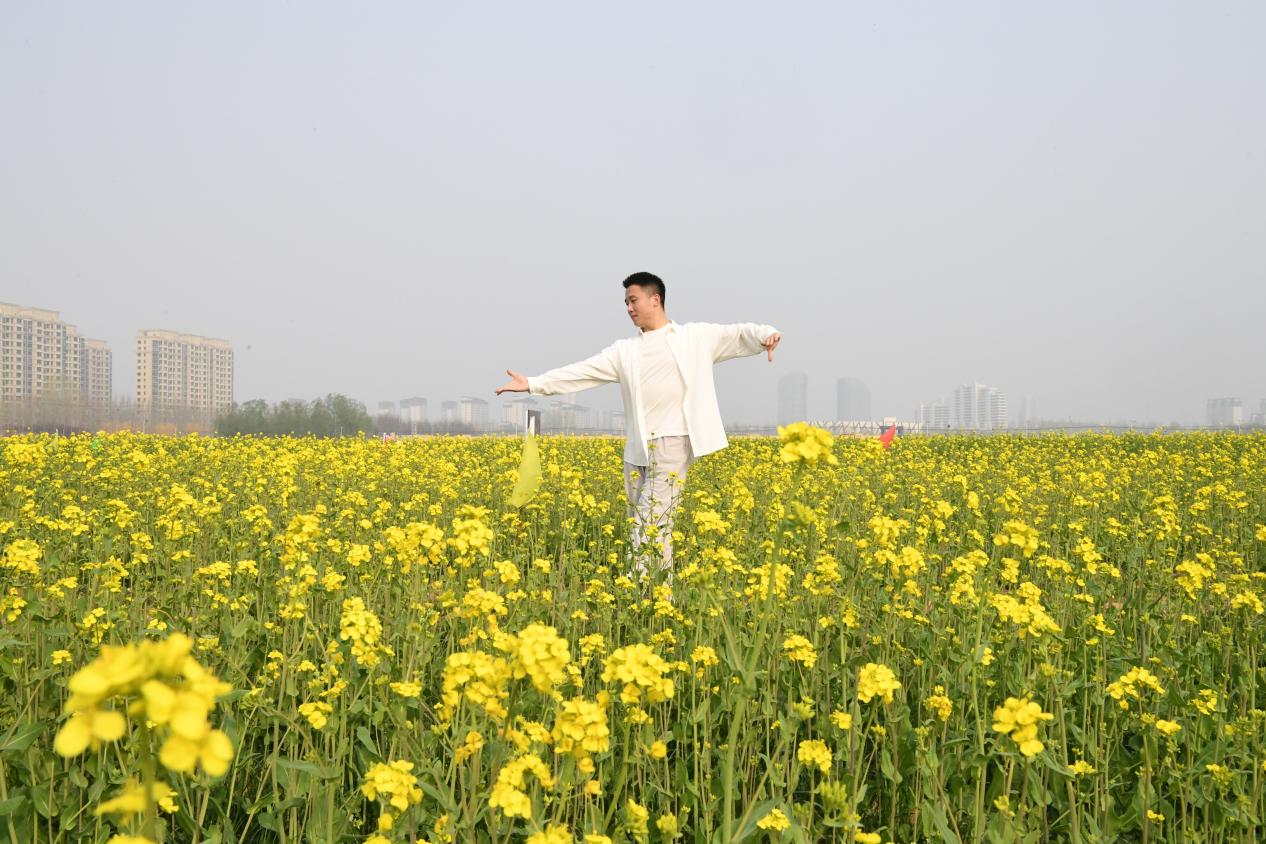市民走进成安县千亩油菜花核心观赏区踏春赏花、拍照打卡。许朋钰摄