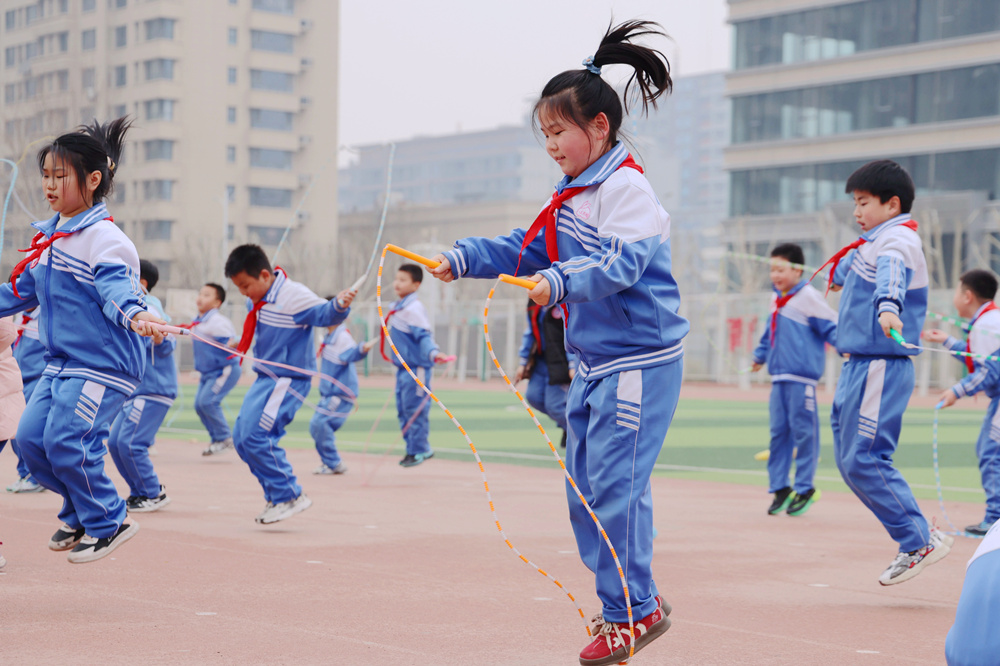 沧州市南环小学学生在操场上跳绳，活力十足。王杰摄