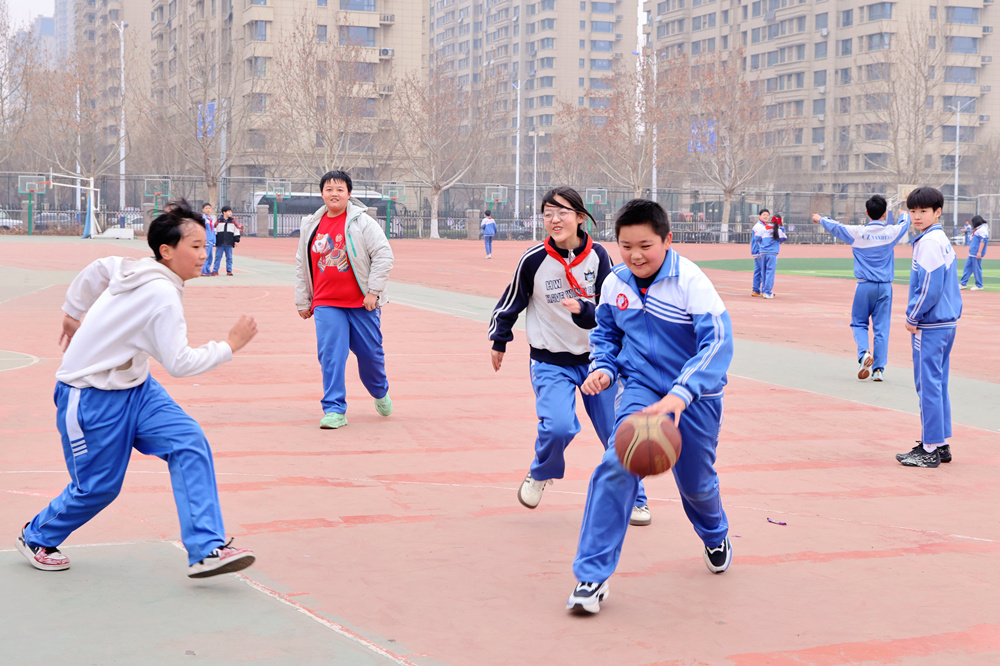孩子们在体育运动中享受快乐。王杰摄
