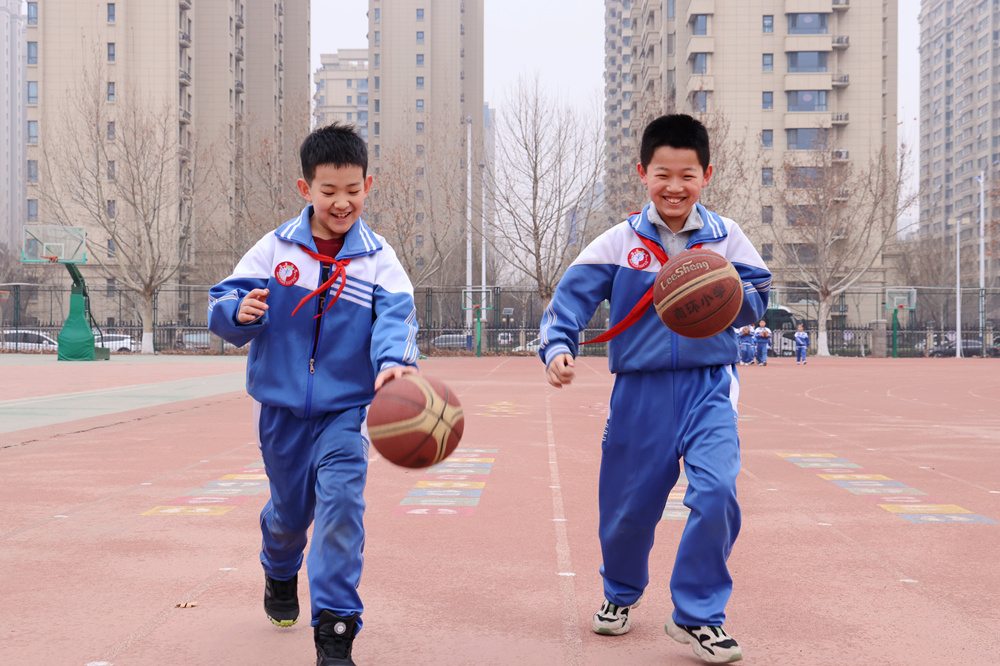 学生练习运球。王杰摄