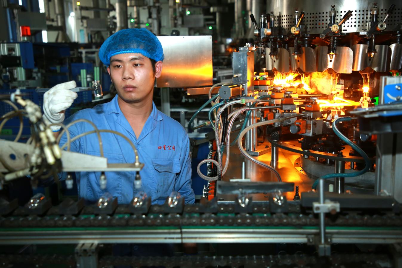 4月1日,在河北沧县一家药品包装材料生产企业内,工人们正在生产线上忙碌工作。殷实摄