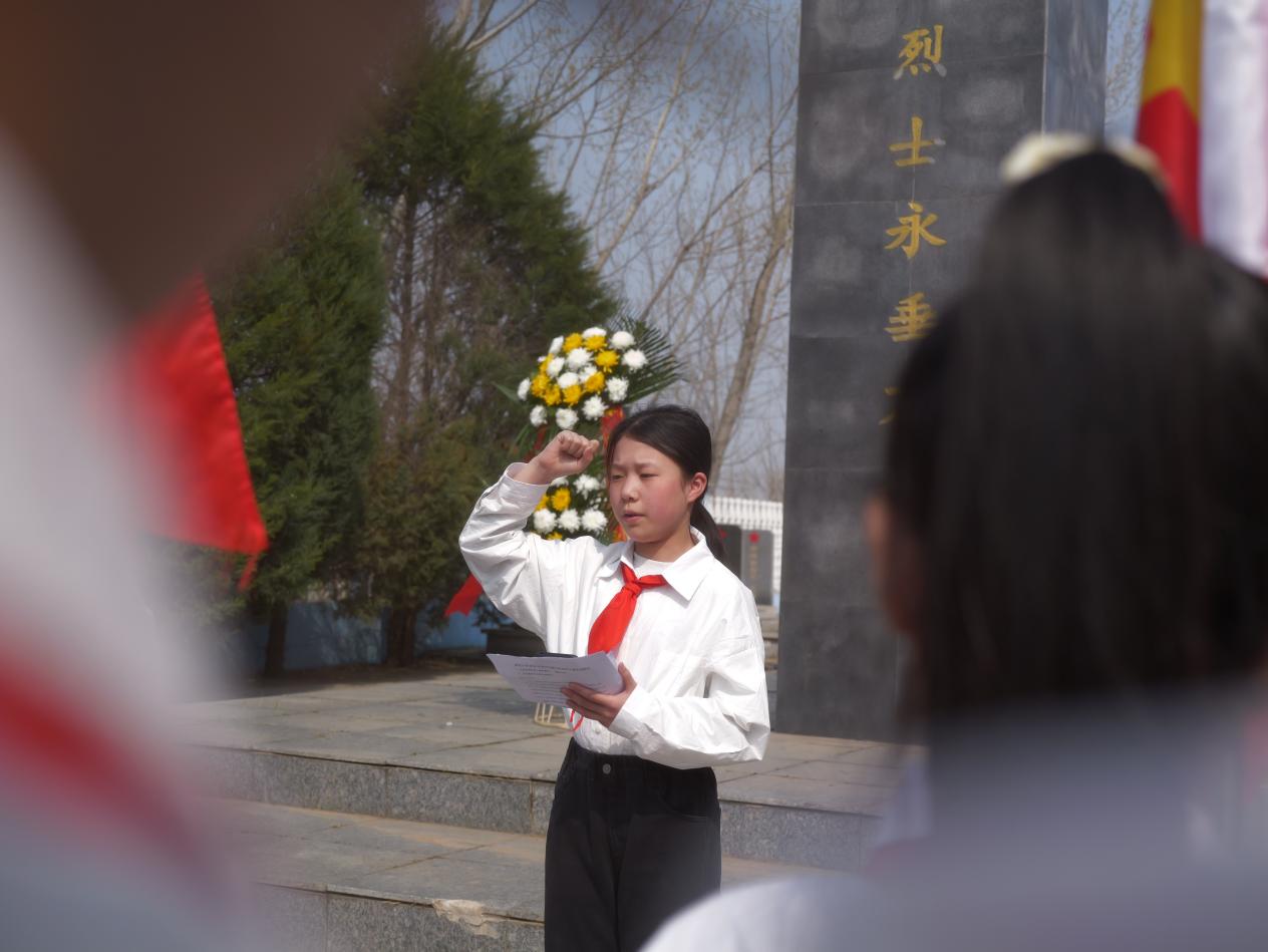小集镇辉坨中心小学学生庄严宣誓。崔光摄