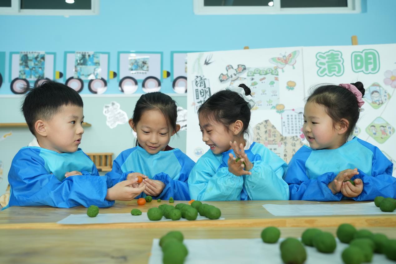 小集镇小集幼儿园孩子在制作青团。聂思萌摄
