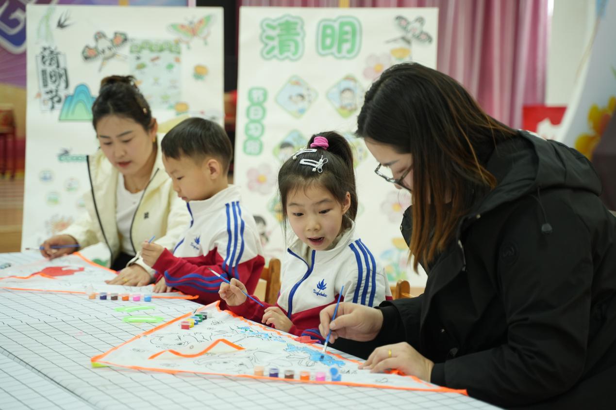 小集镇小集幼儿园孩子在制作风筝。聂思萌摄