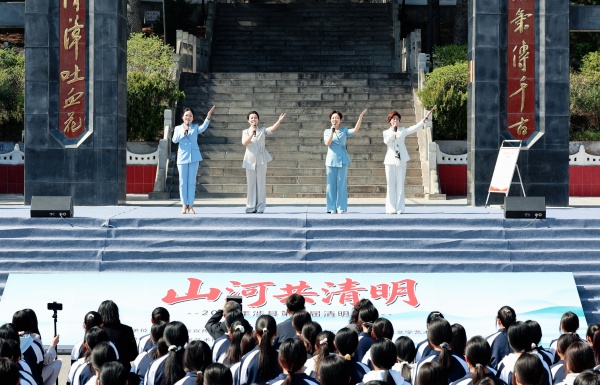 涉縣烈士陵園清明詩會活動現場。路海東攝