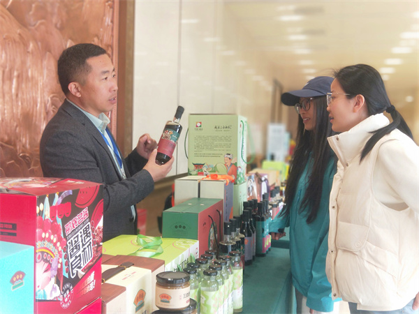 土特产品推介。赵国华摄