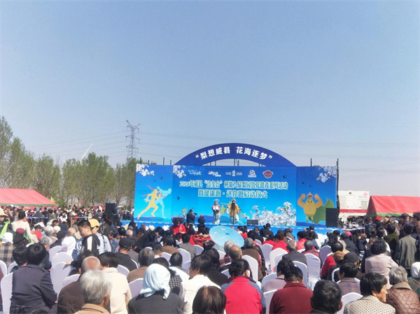 仪式现场文艺展演。赵国华摄