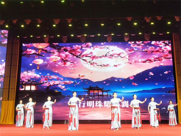 邢台泉城礼堂演出梨花大鼓《泉城鼓韵情》。赵国华摄