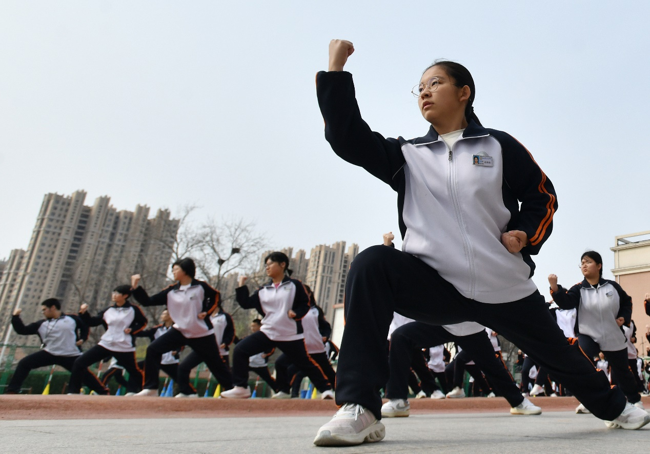 3月27日，在沧州市第十三中学，学生正在进行中国式摔跤。苑立伟摄