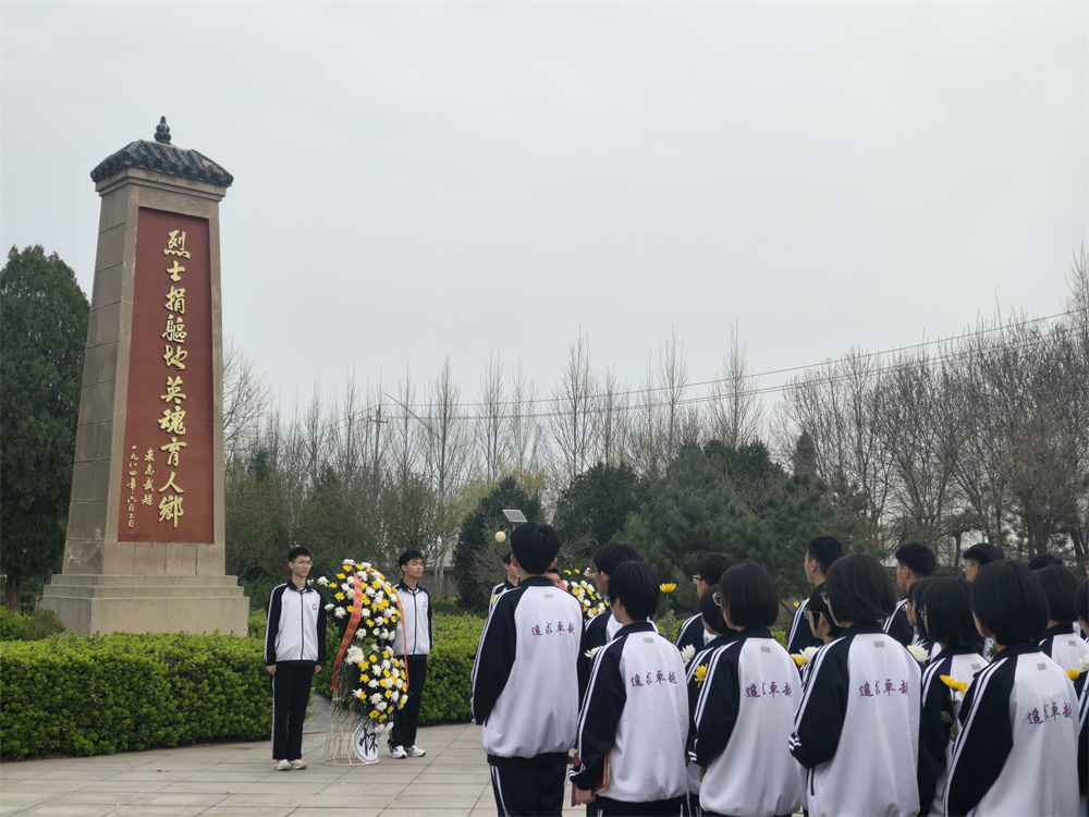 學生們在紀念碑前憑吊烈士。傅新春攝