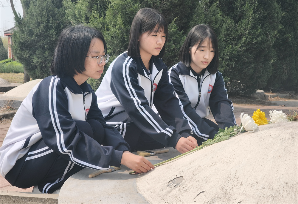 參加活動的學生為烈士獻花。傅新春攝