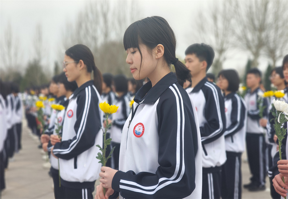 學生們在紀念碑前默哀。傅新春攝