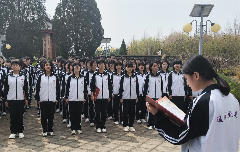 學生代表在宣讀“寫給烈士的信”。傅新春攝