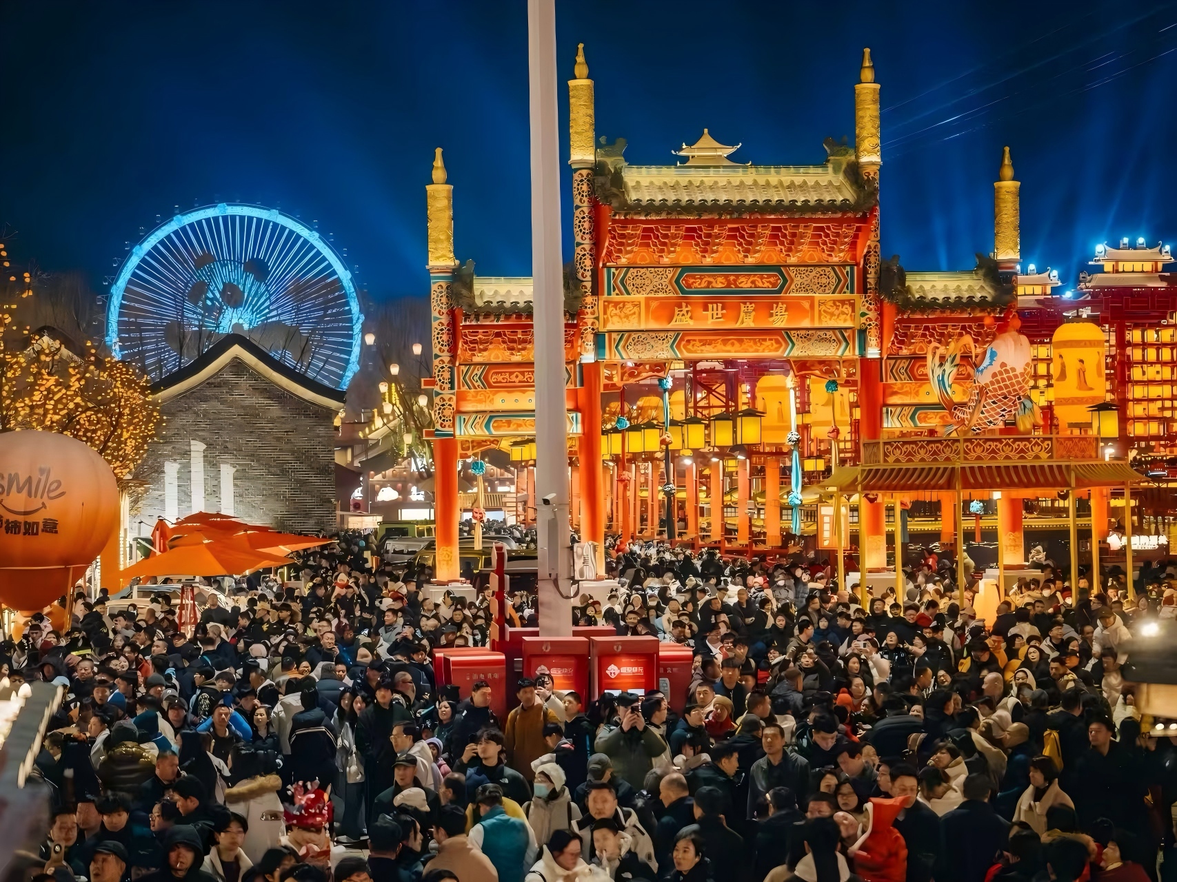 升级改造后的河头老街景区热闹非凡。陈永富摄