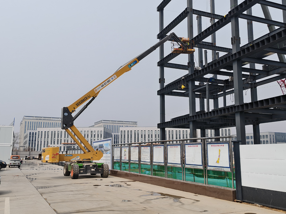 沧州高新区分离膜与膜过程全国重点实验室京津冀中试放大基地项目正在进行钢结构施工。杨林林摄