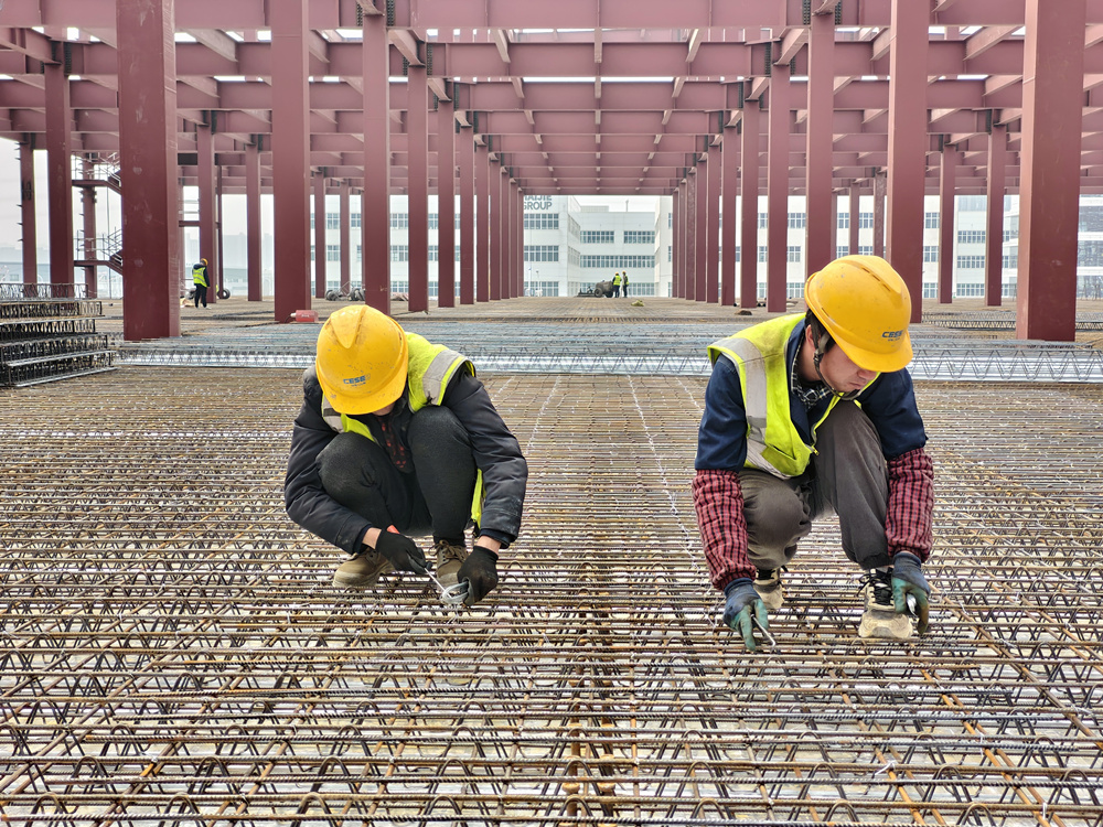工人在滄州高新區醫藥產業鏈國產化智能制造基地項目施工現場工作。楊林林攝