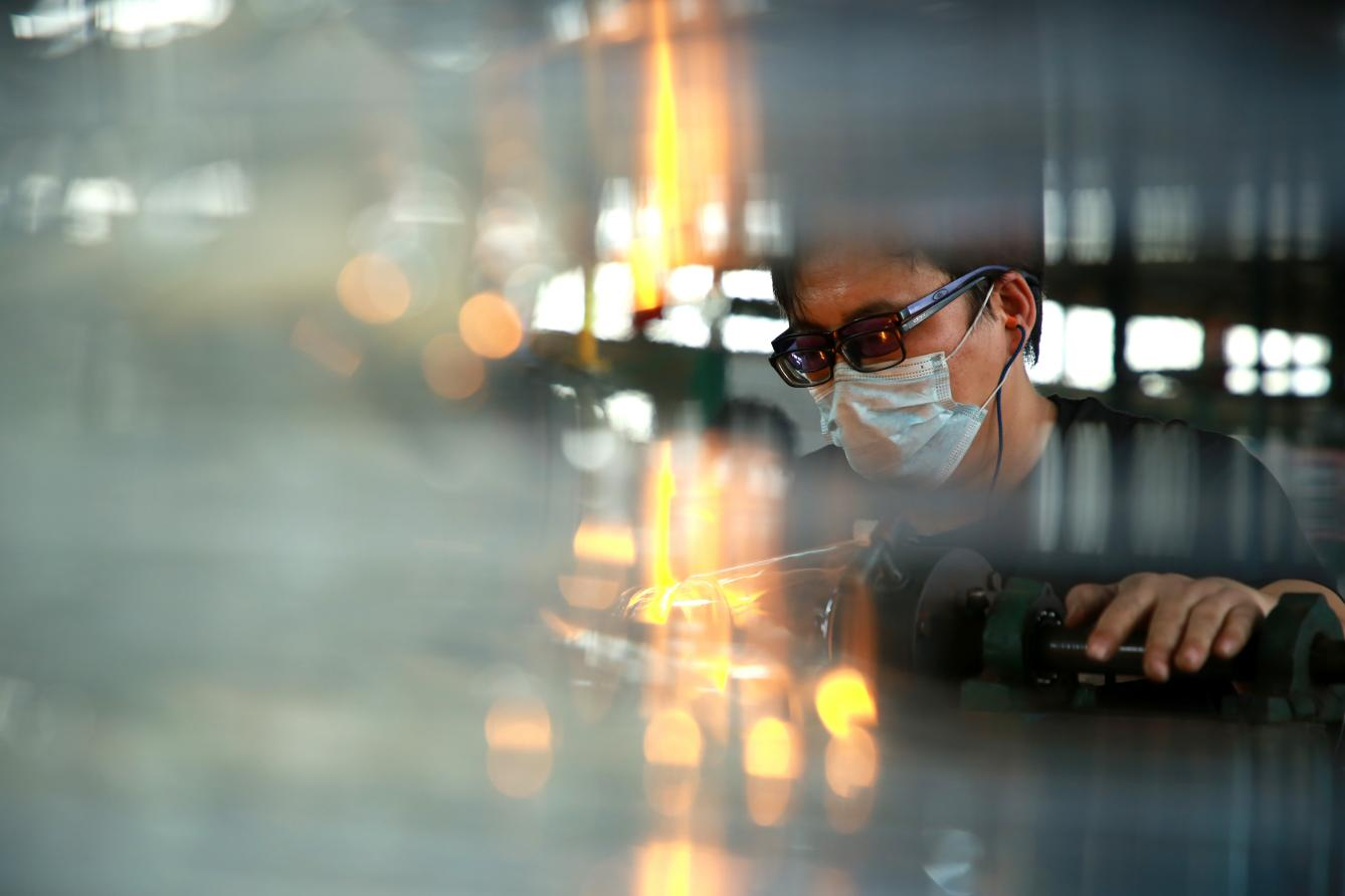 在河北省河间市一家玻璃企业的生产车间内，工人们正在赶制海外订单。殷实摄