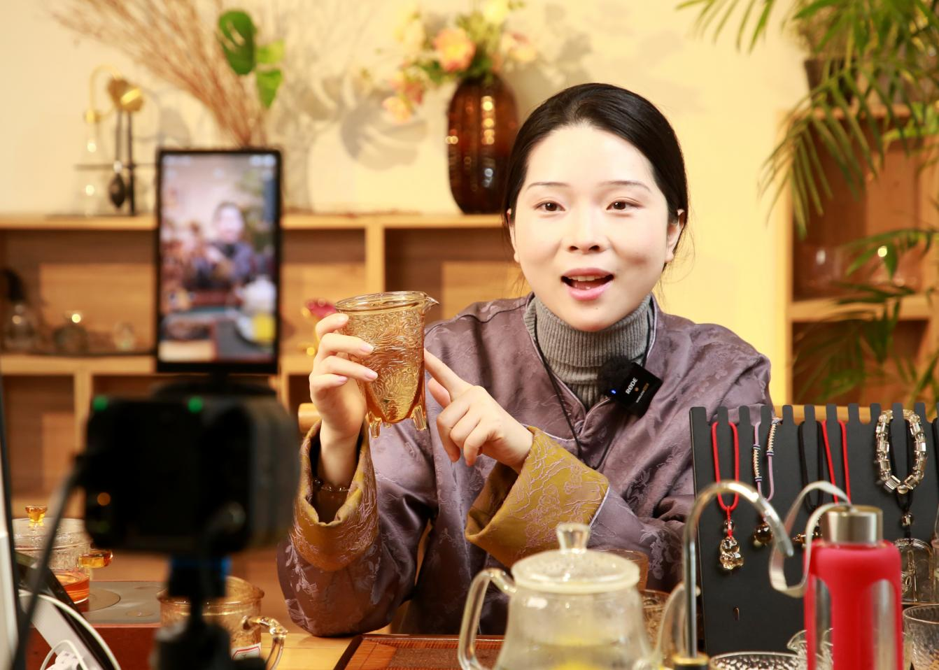 在河北省河间市一家玻璃企业的直播间内，主播正在线上销售玻璃制品。殷实摄