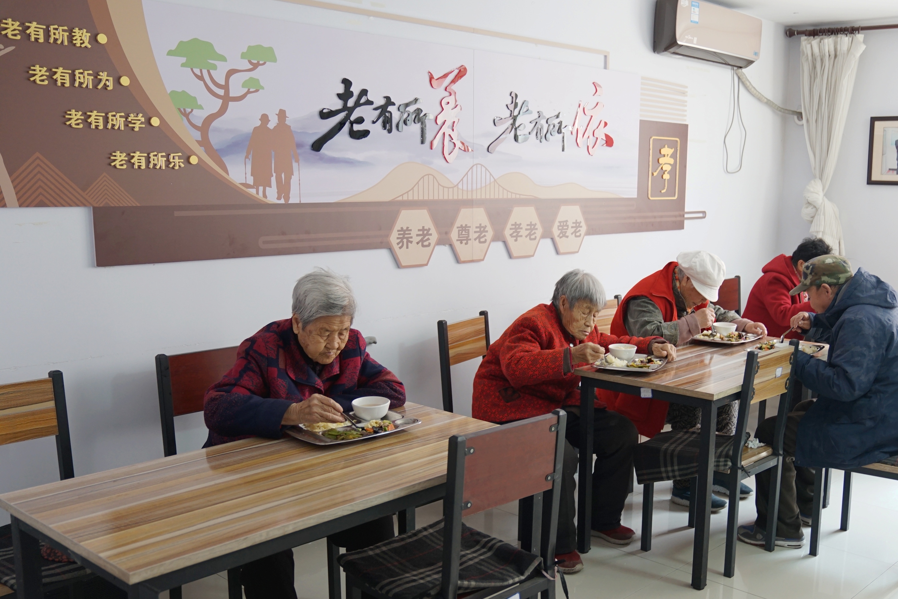 前进村老年人在幸福院就餐。李佳新摄