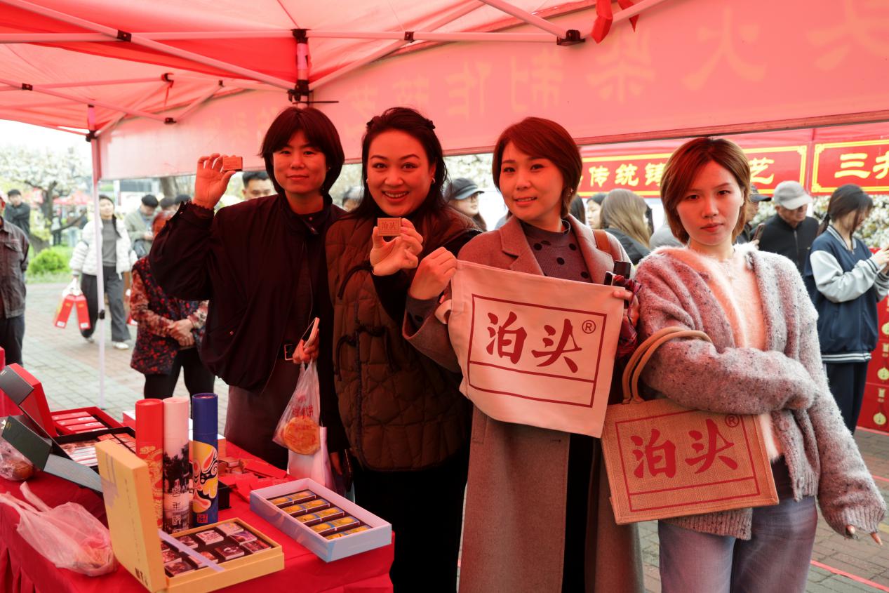 游客展示泊头火柴文创产品。董栋摄