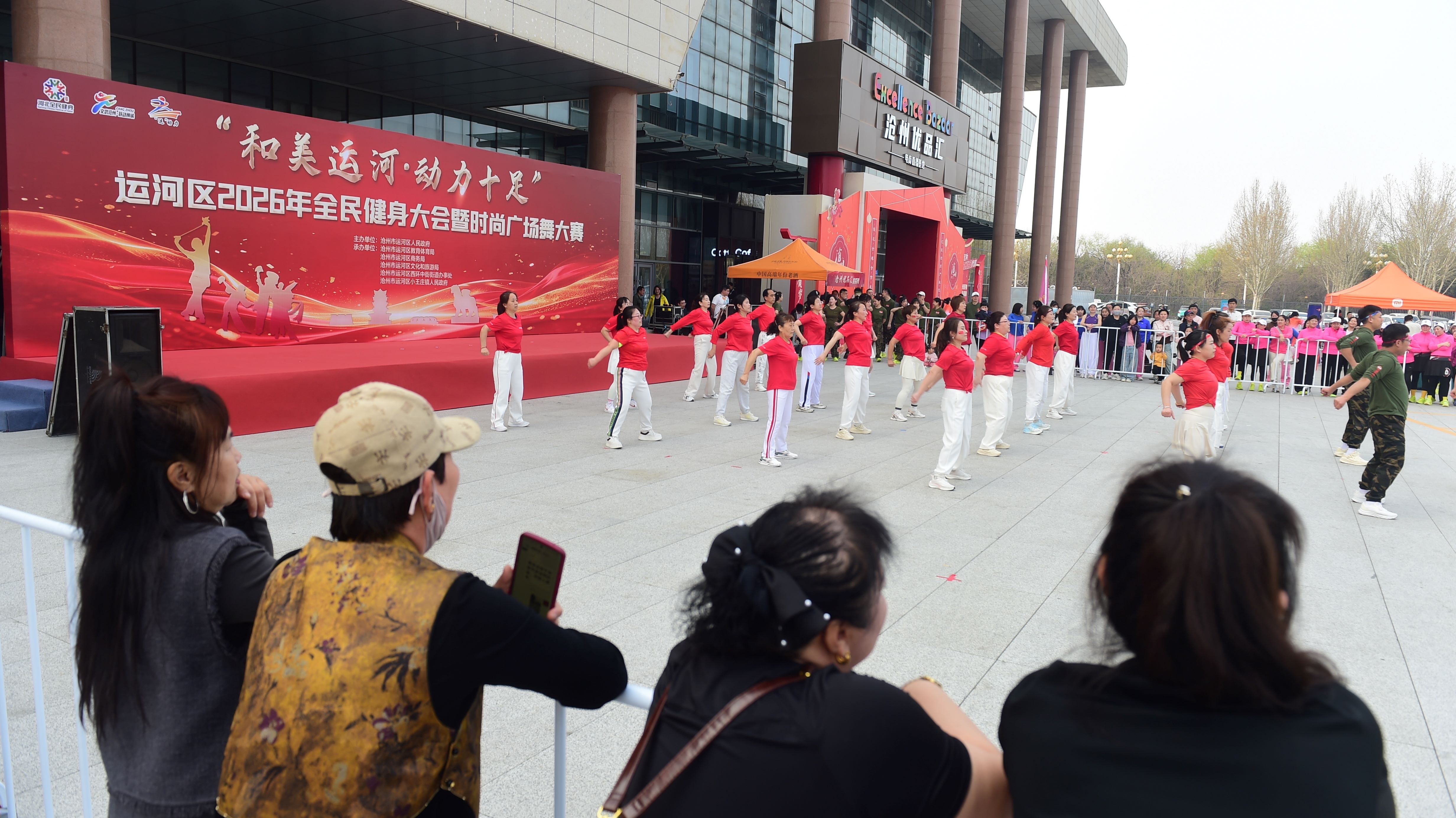 活动吸引了市民与游客观赏。傅新春摄