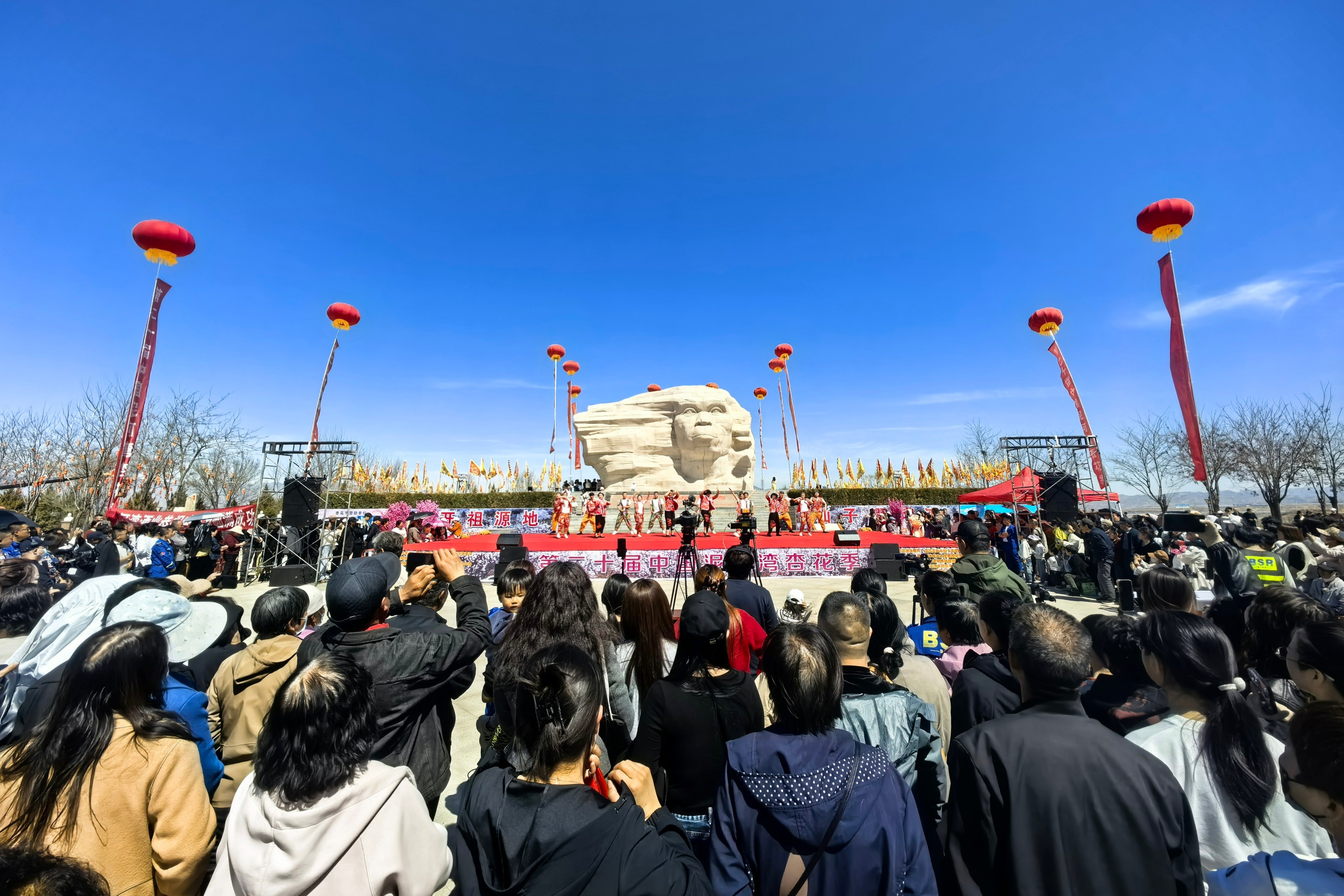 河北省阳原县泥河湾国家考古遗址公园第二十届中国泥河湾杏花节活动现场。韩高伟摄