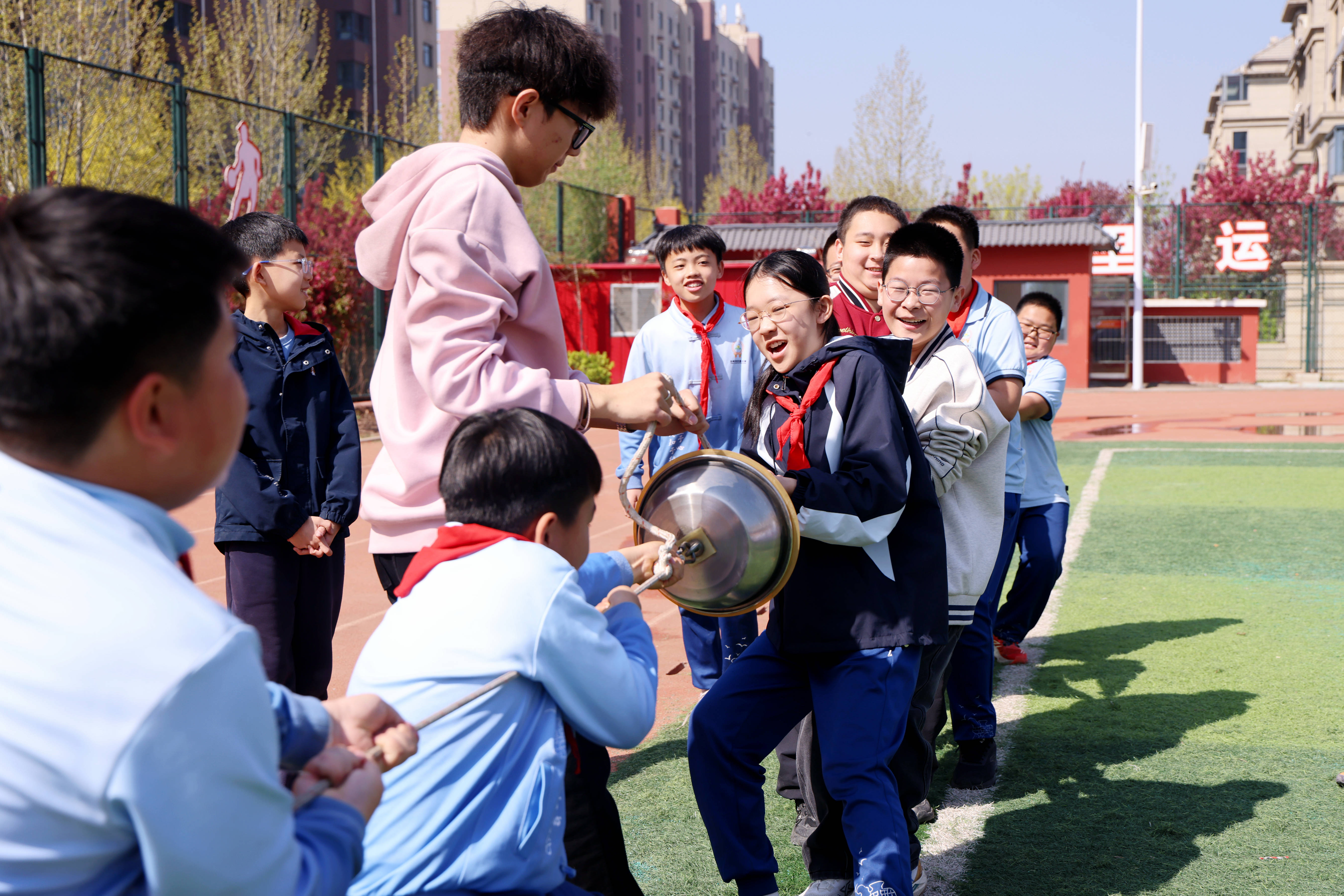 马德堡半球项目中，学生边玩边学。王杰摄