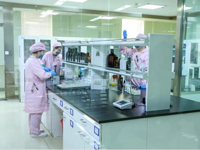 君乐宝的技术研究人员正在进行菌落研究。王佳浩摄