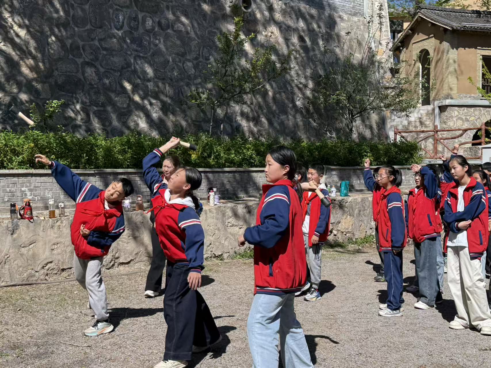 学生们沉浸式参与了投掷手榴弹体验项目。程蕾摄