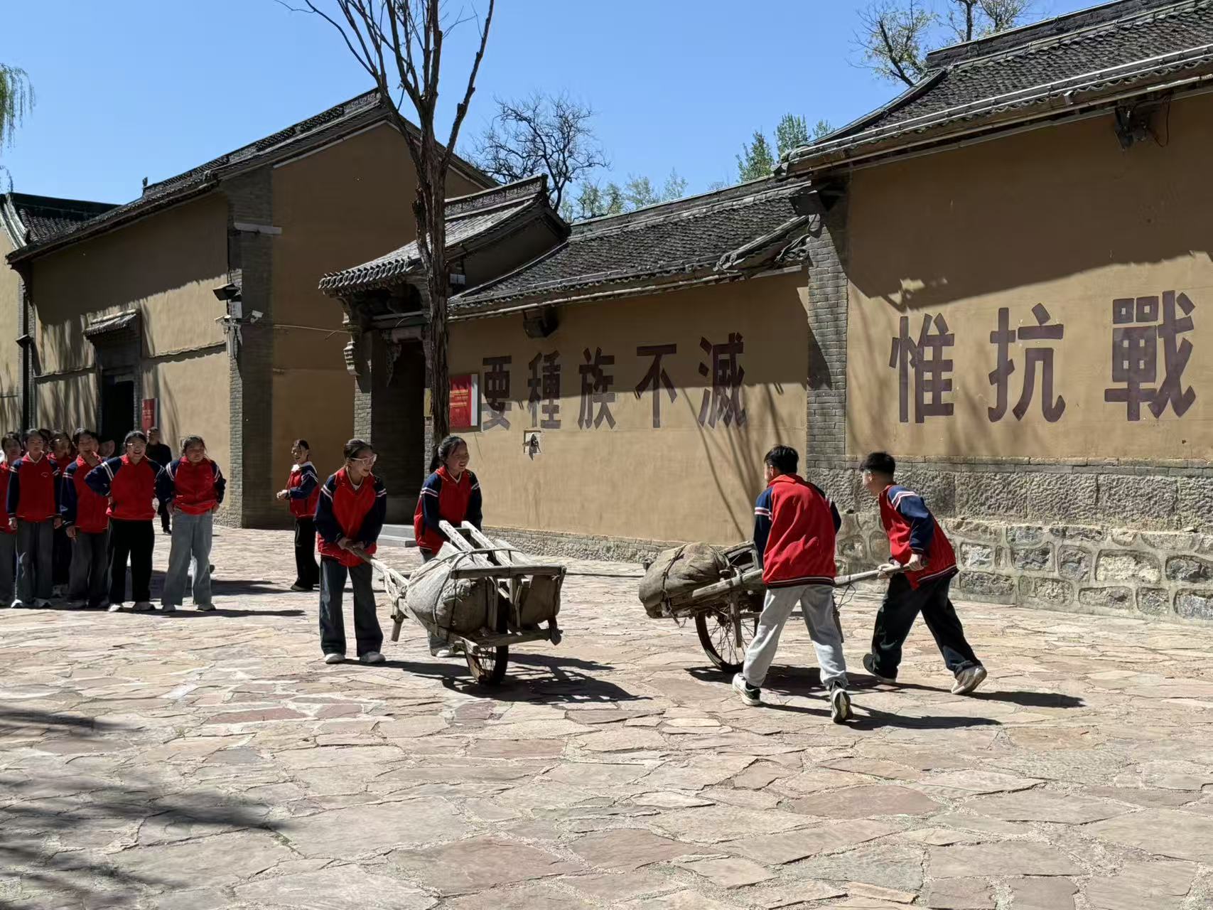 学生们沉浸式参与了推独轮车体验项目。程蕾摄