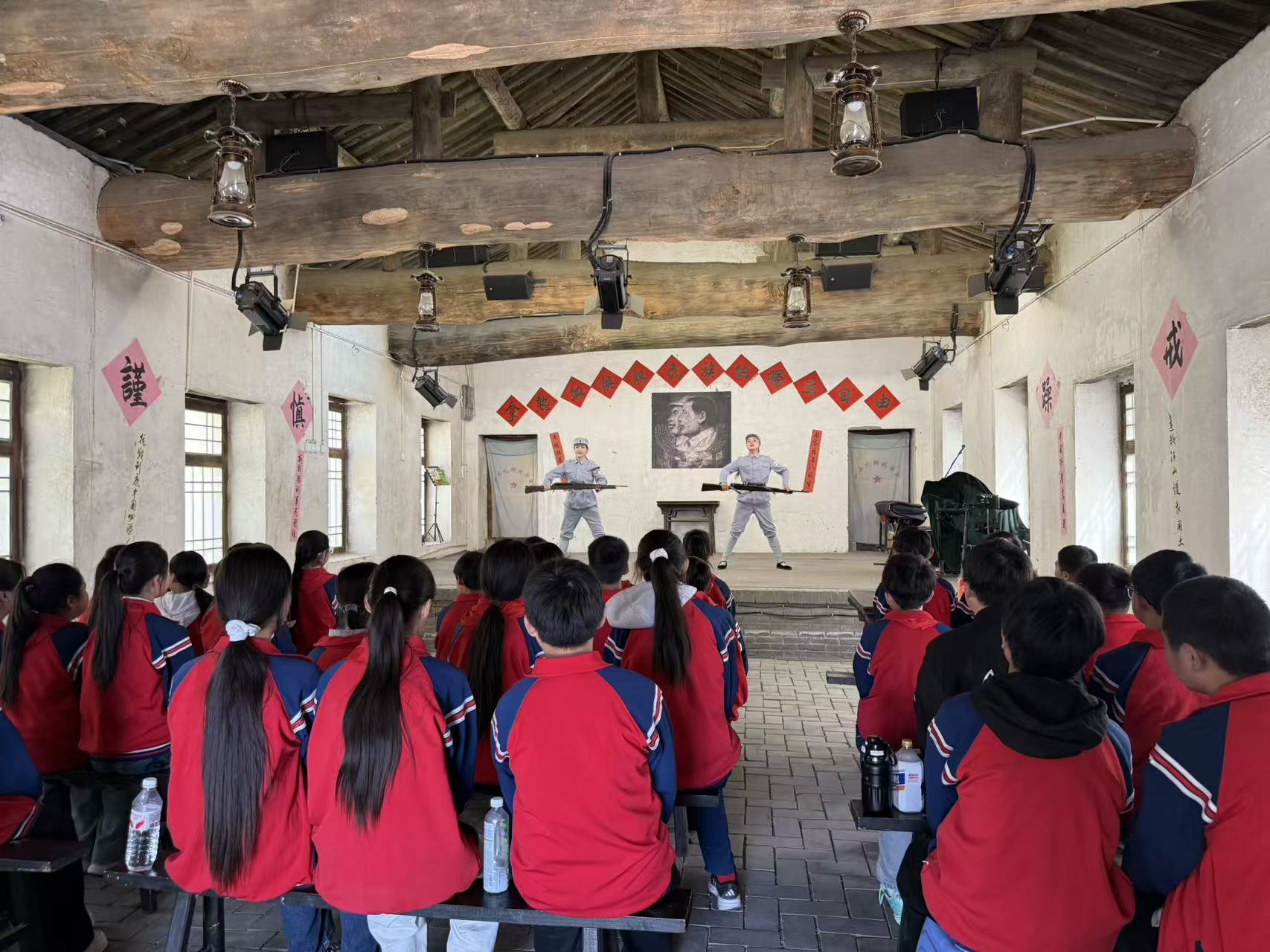学生们在观看国家安全主题文艺演出。程蕾摄
