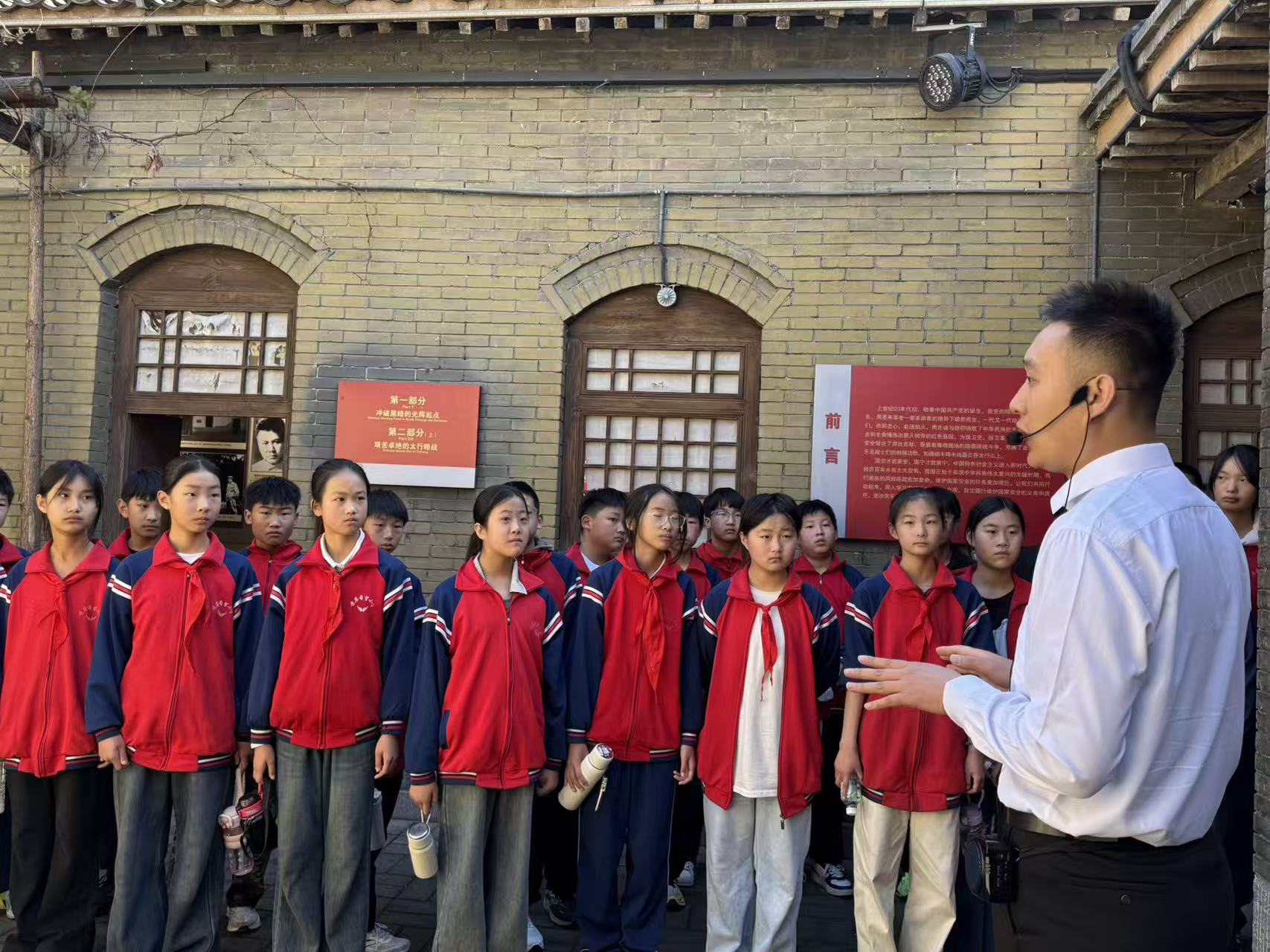 学生们走进红色记忆小镇国家安全教育馆，认真聆听工作人员讲解涉县红色历史。程蕾摄