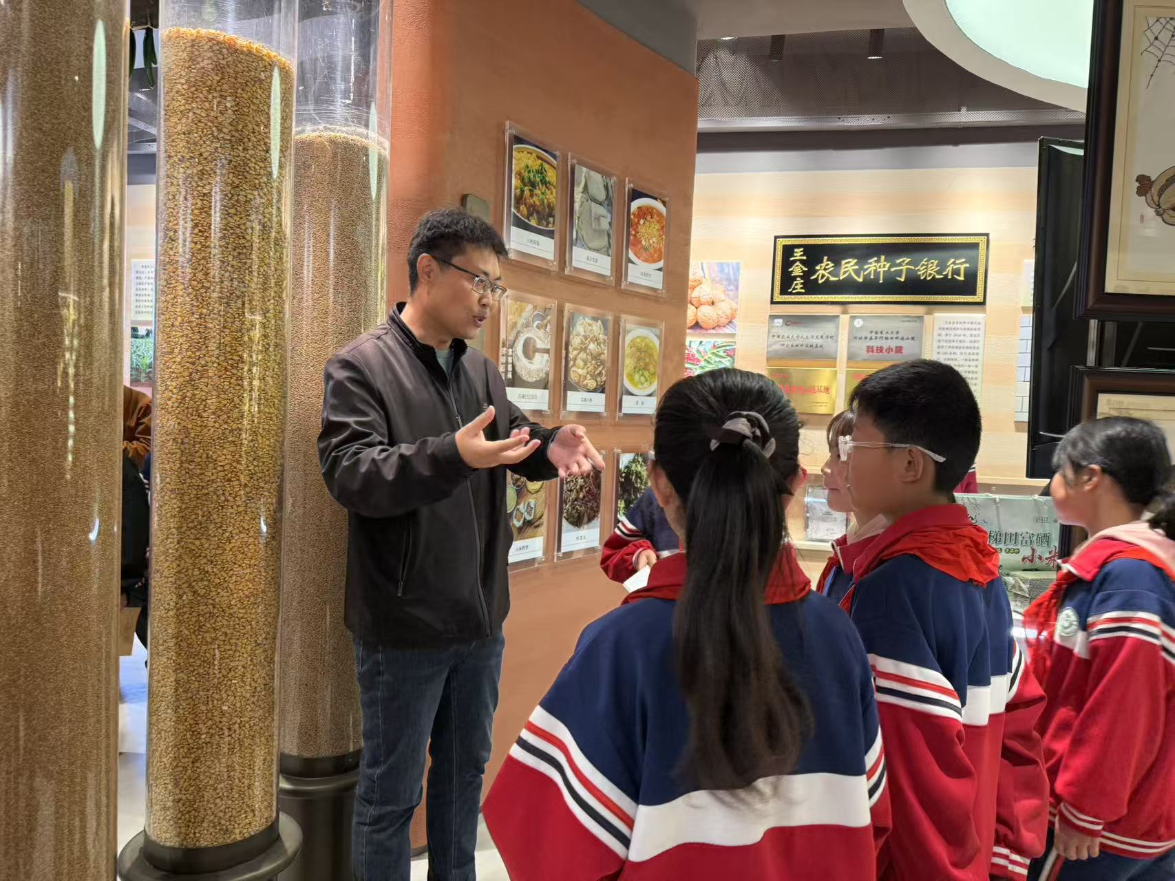 在涉县井店镇王金庄村的种子文化博物馆，工作人员向学生们讲解了生物安全的重要意义。程蕾摄