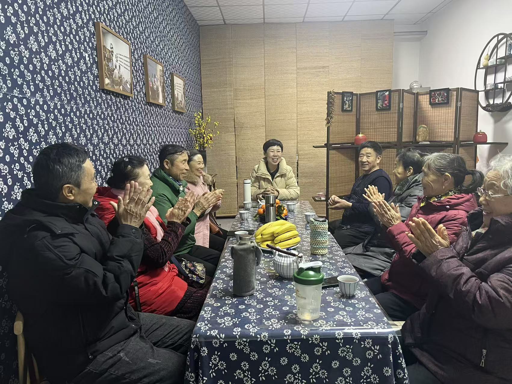 和平东社区“唠嗑茶室”里的茶话会。王丹丹摄