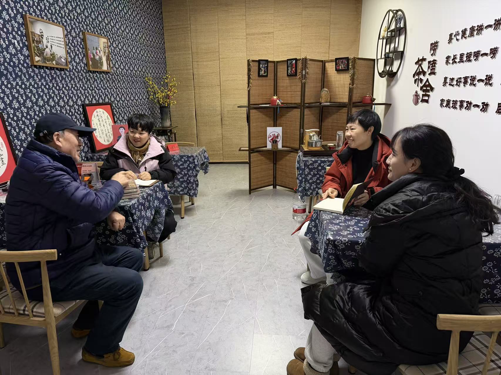社区老党员向社区干部提工作建议。王丹丹摄